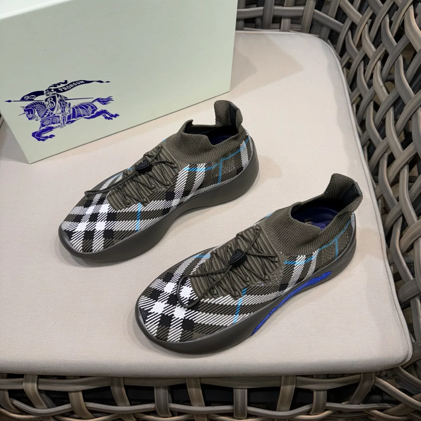 Men's shoes 💰480 [New style] 🐝🐝BURBERRY/Burberry plaid knitted Neptune sneakers｜With breathable sock-style upper｜Embellished with knitted Burberry plaid｜Leather lining Incorporated into a plaid lace design｜Equipped with B-shaped shield buckle｜The sole is decorated with a large wrapped equestrian knight logo (EKD)｜Round toe #drawstring closure#The sole is decorated with the equestrian knight logo (EKD)｜At least 50% of the main materials of the boutique are from renewable sources Size: 39-44 (45 custom-made)
